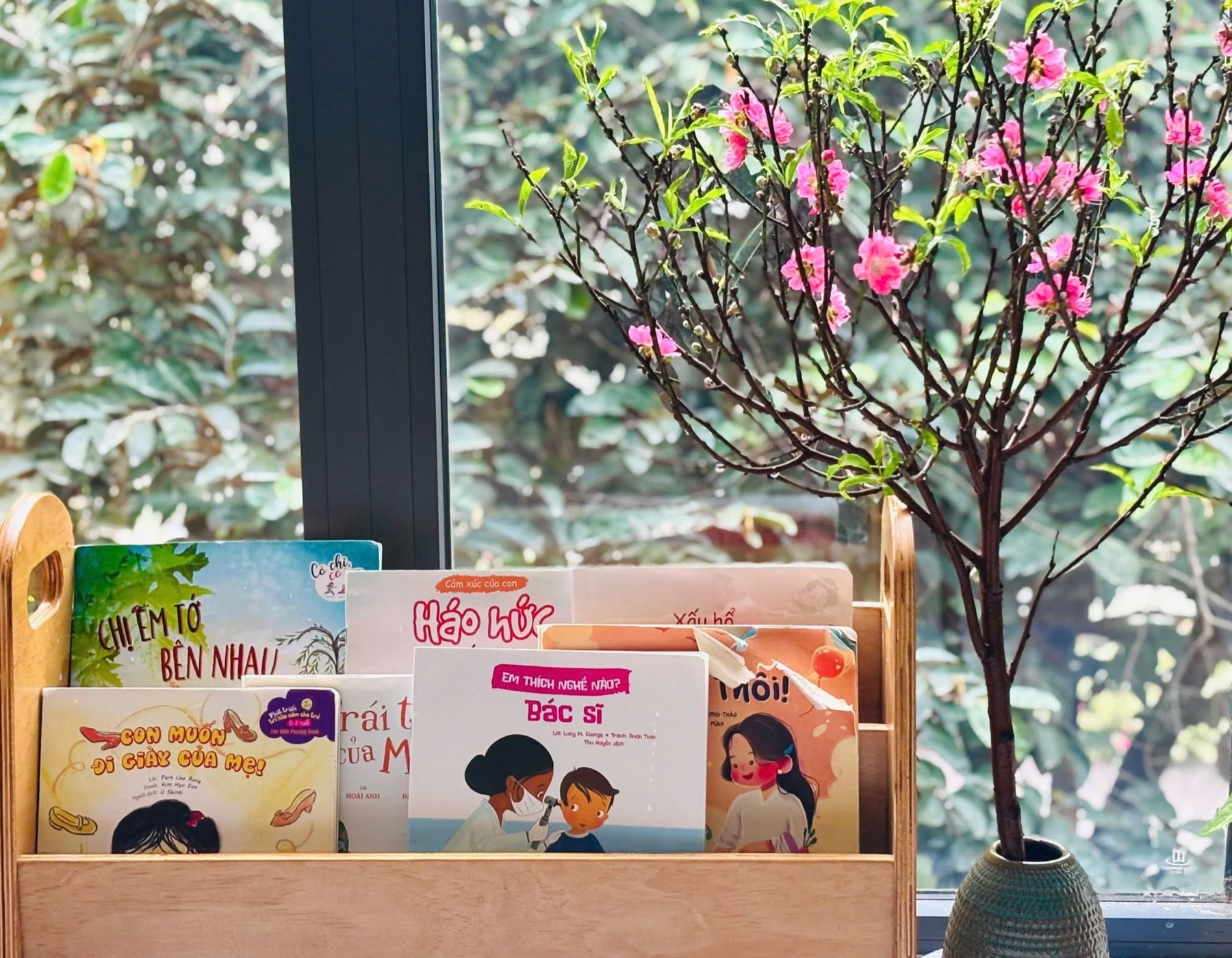 Góc sách thấp bên cửa sổ trong môi trường Montessori
